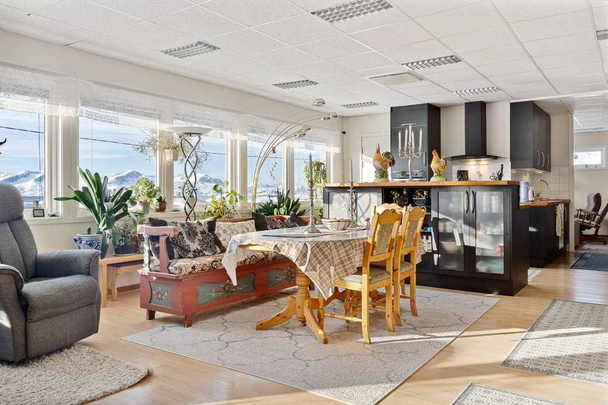 Det er store vindusflater som sikrer godt med naturlig lysinnslipp i det åpne rommet