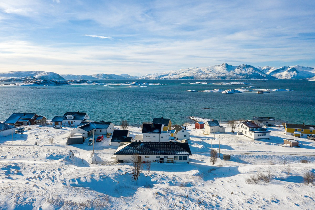 Tomten ligger i et koselig boområde kun 1 time kjøretur unna Tromsø