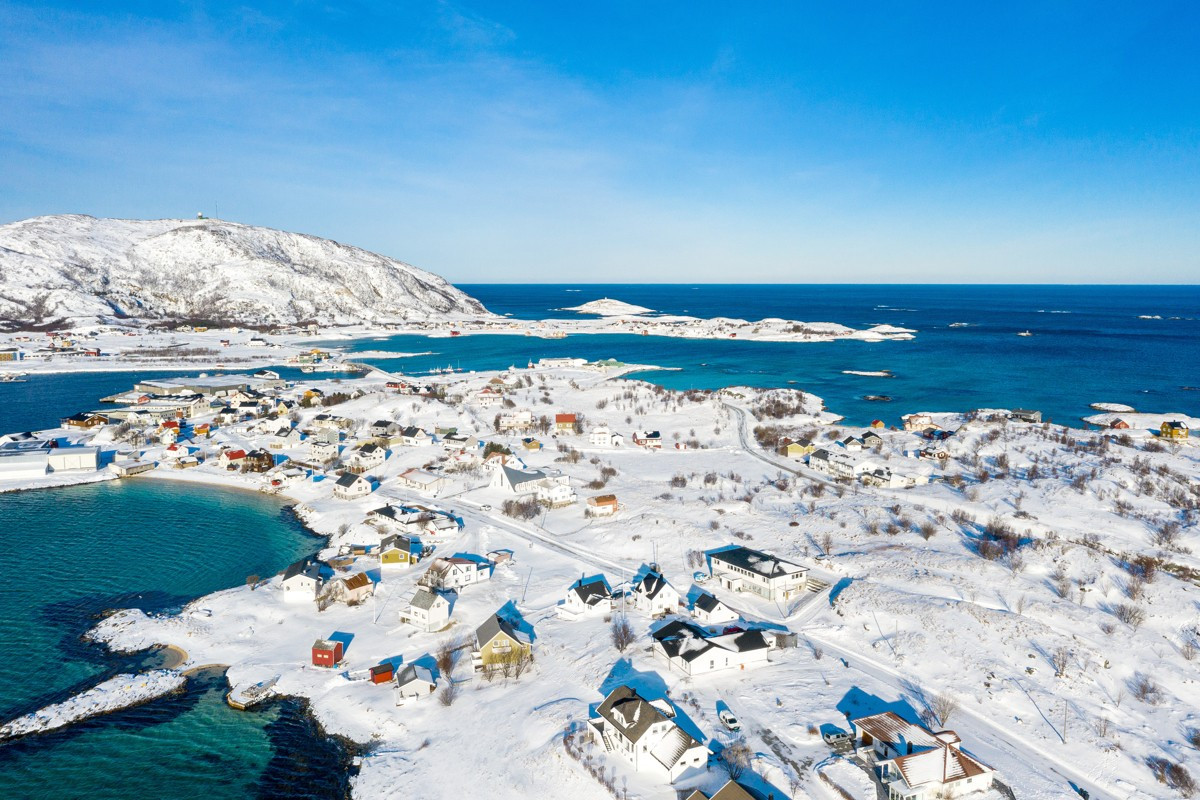 Sommarøy er kjent for sine hvite sandstrender og krystallblått hav