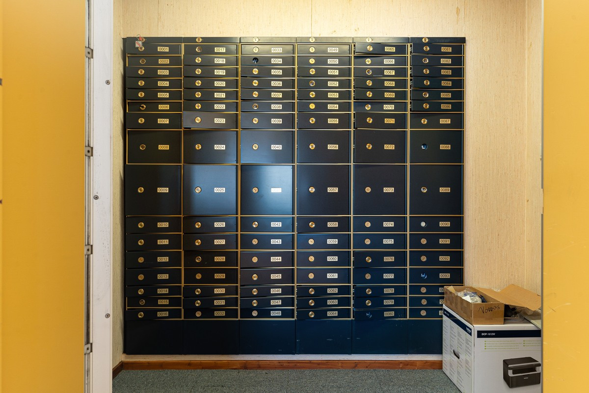 Tidligere var dette banklokaler - Her ser du bankboksene, nøklene finnes enda. Innenfor finner du hvelvet.