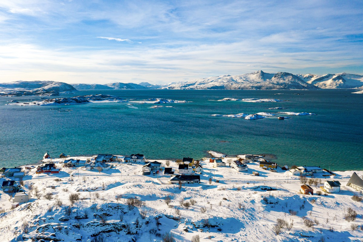 De majestetiske fjellene har du utsikt til både fra kjøkkenbordet og sofakroken