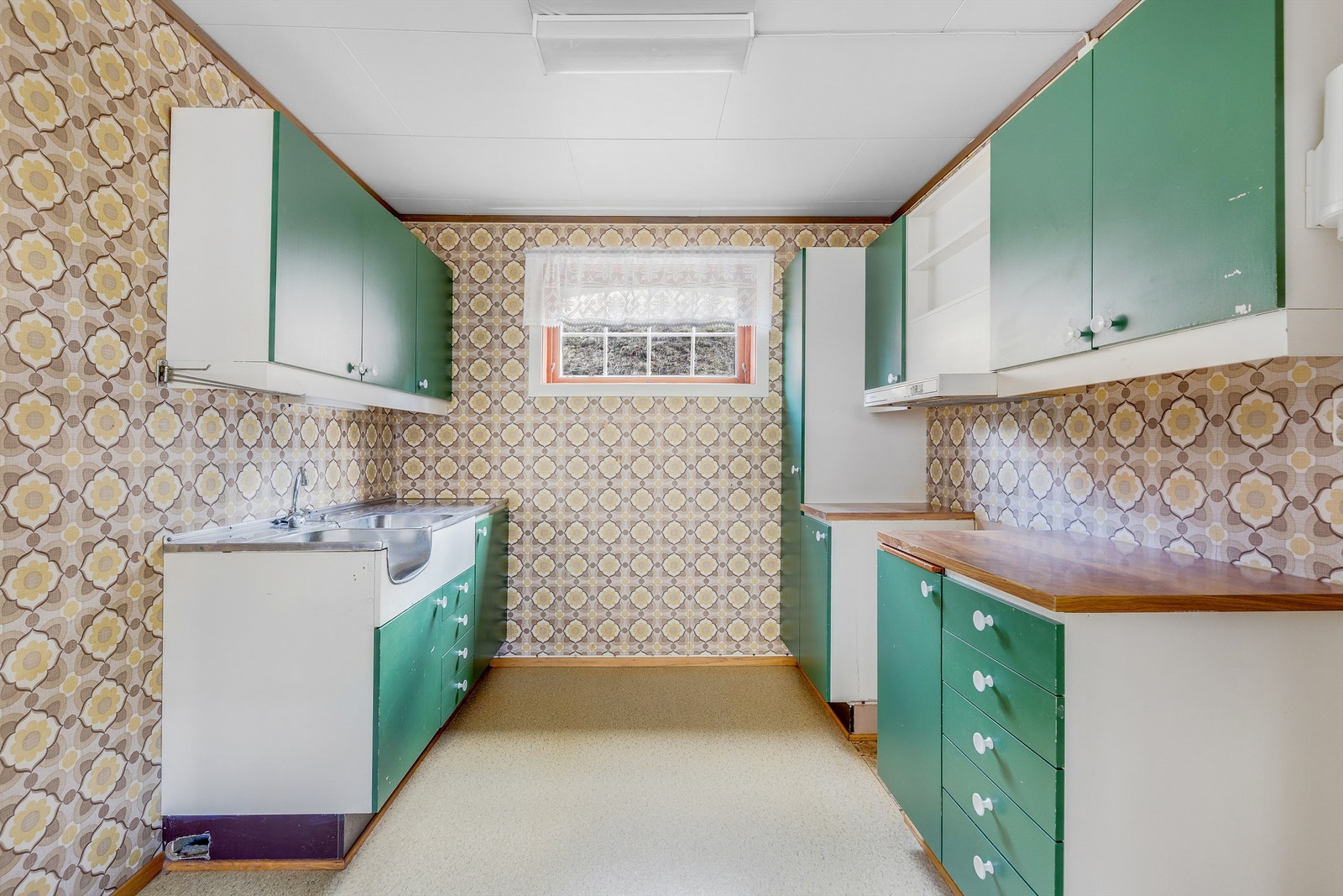 Enkel kjøkkeninnredning med vaskekum og ventilatorvifte. Galleribilde