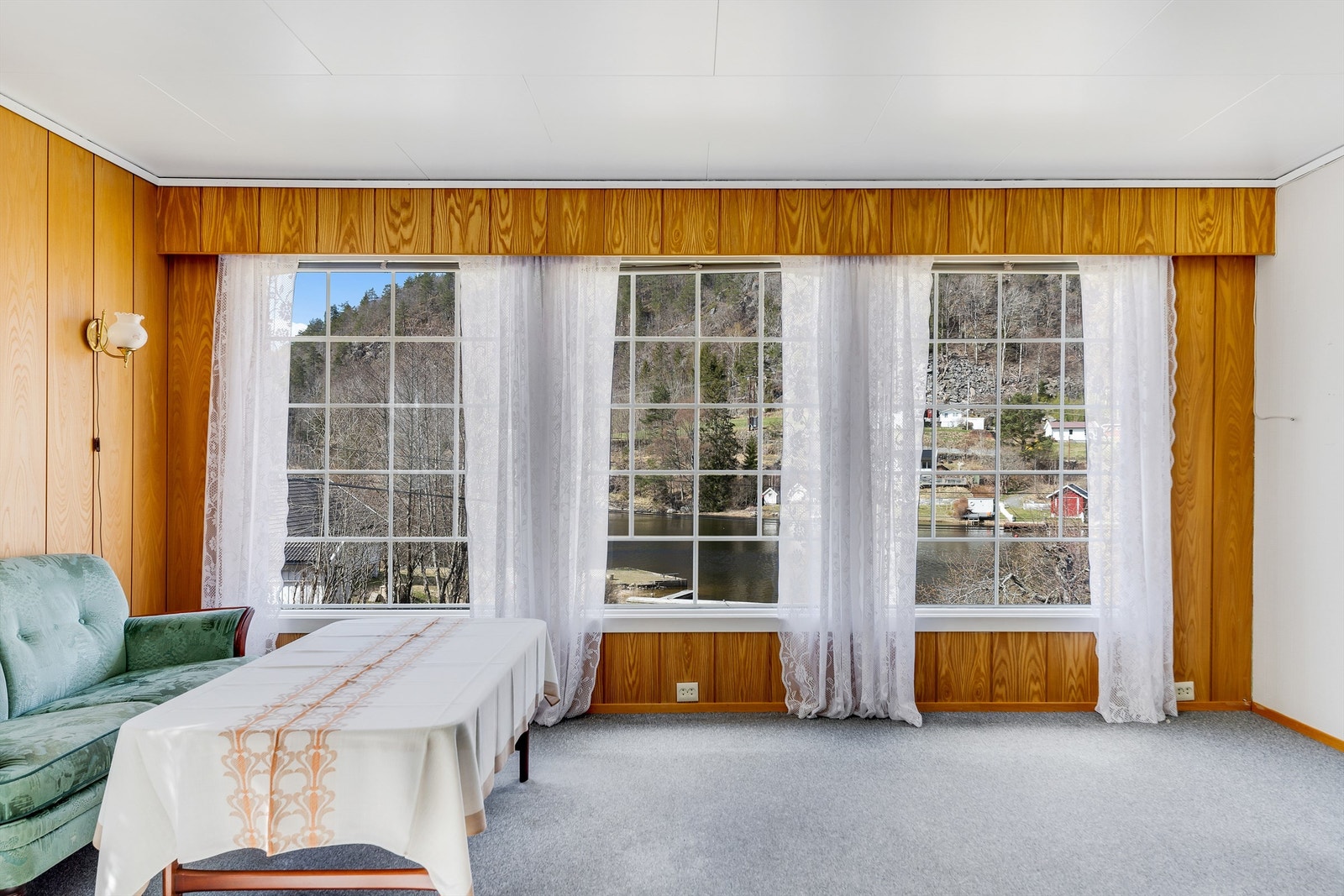 Stuen har en fantastisk utsikt over innsjøen. Galleribilde