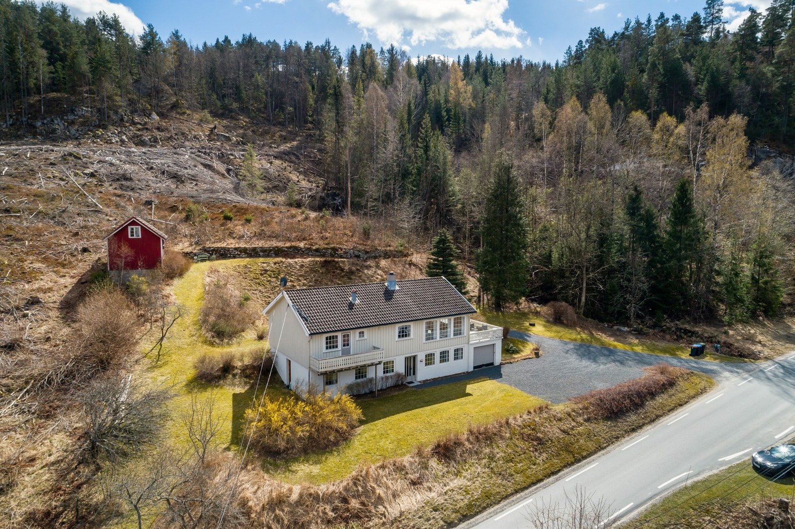 Naturskjønne omgivelser bak boligen og gode turområder. Galleribilde