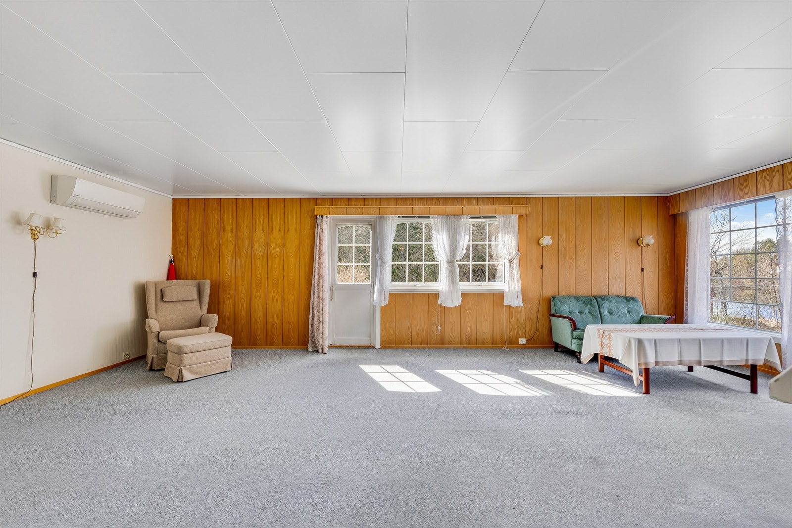 Det er direkte adkomst til sydvestvendt veranda fra stuen. Galleribilde