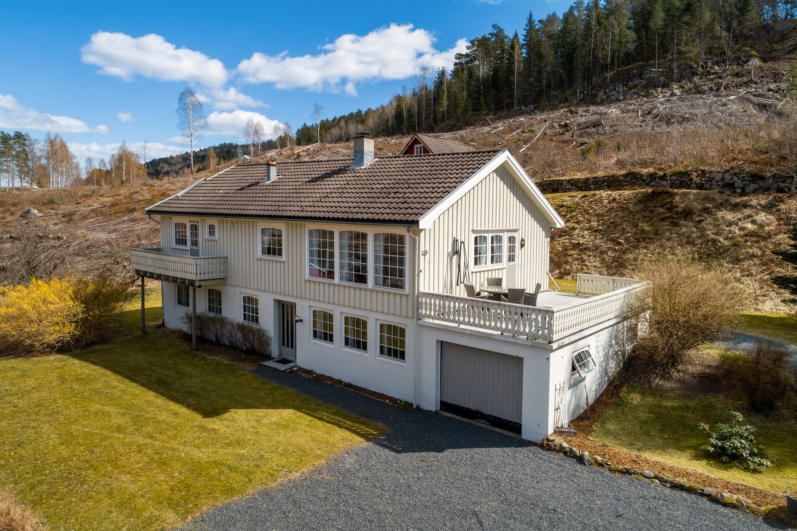 Gruset gårdsplass og enkelgarasje. Galleribilde