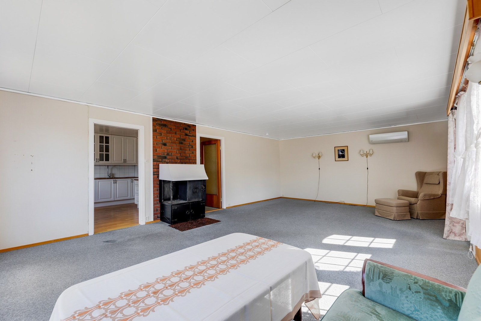 Stuen oppvarmes med delvis åpen og lukket peis, og varmepumpe. Galleribilde