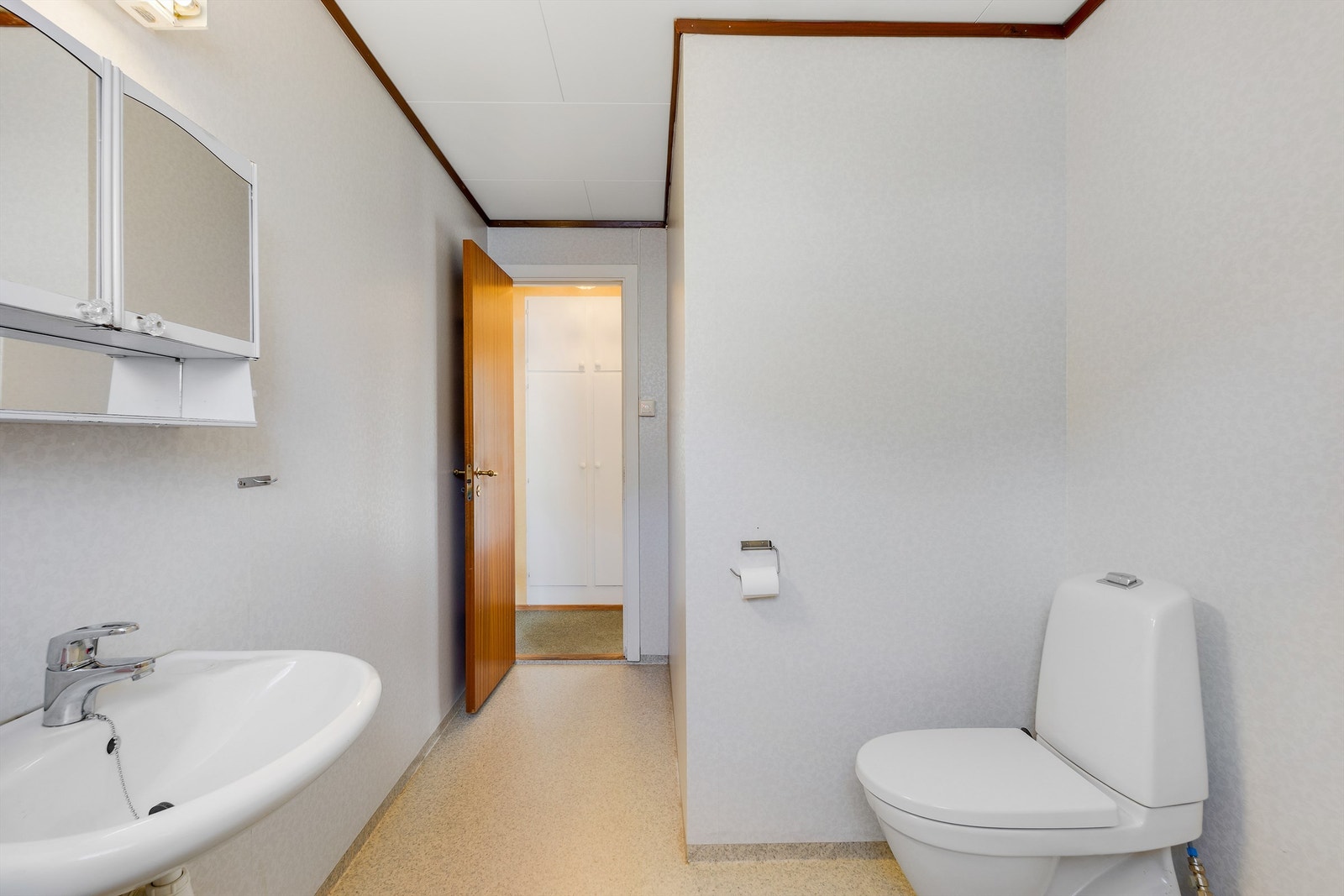 Badet i 1. etasje er utstyrt med toalett, dusjkabinett og servant. Galleribilde