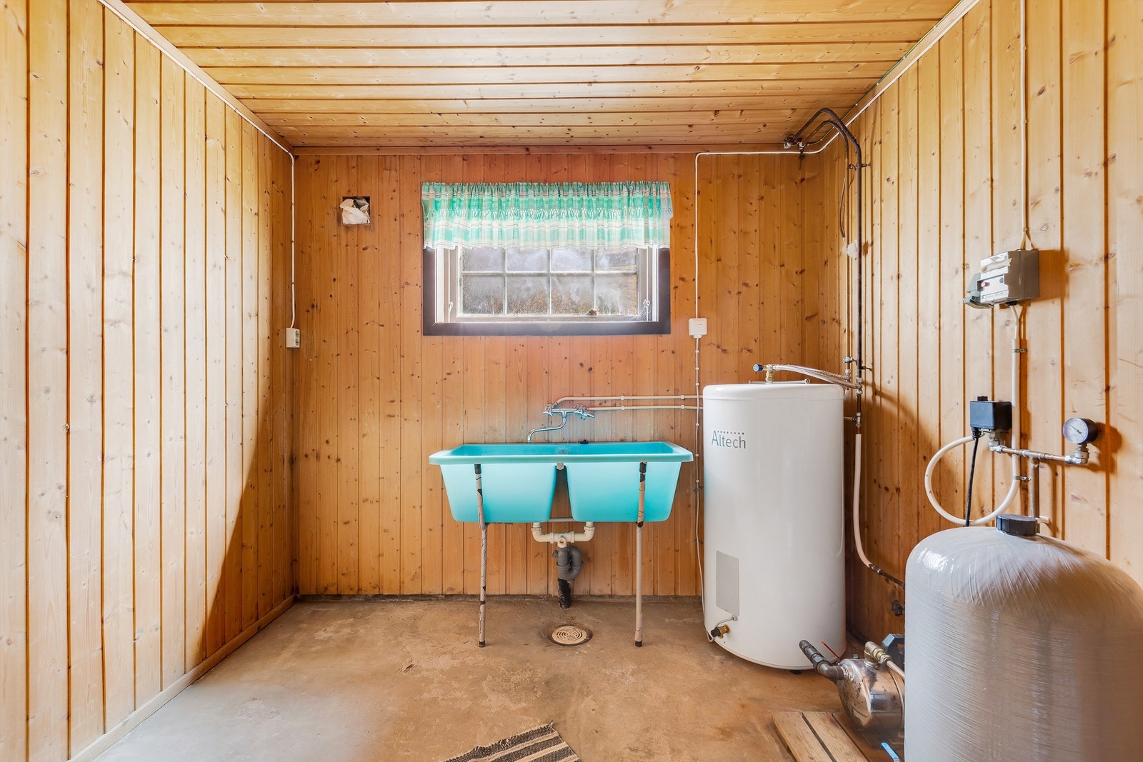 Vaskerom med dobbel utslagsvask, varmtvannspreder og opplegg til vaskemaskin. Galleribilde