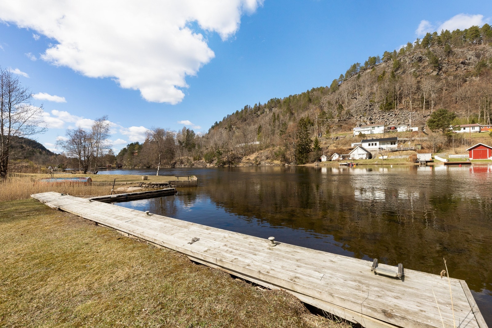 Egen idyllisk brygge og strandlinje. Galleribilde