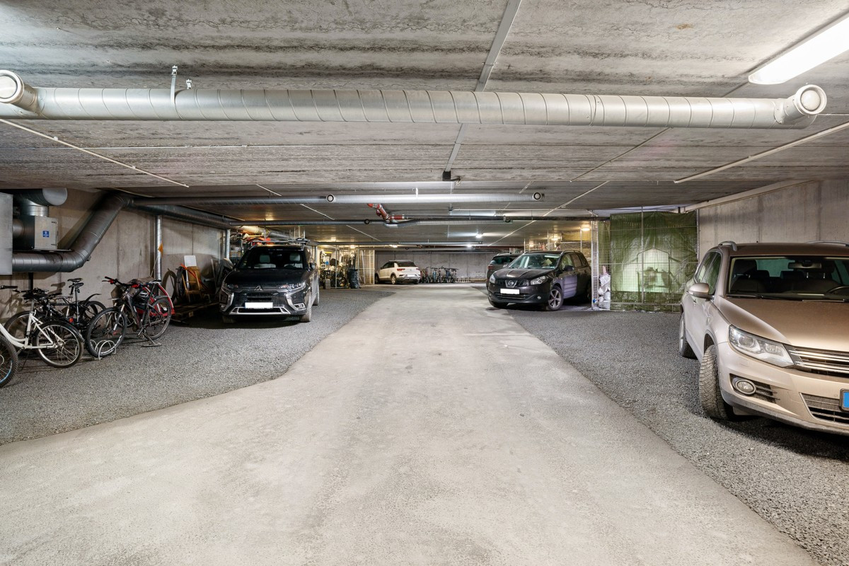 Parkering i garasje med el-billader. Leiligheten har den innerste plassen og har sportsbod like bak.