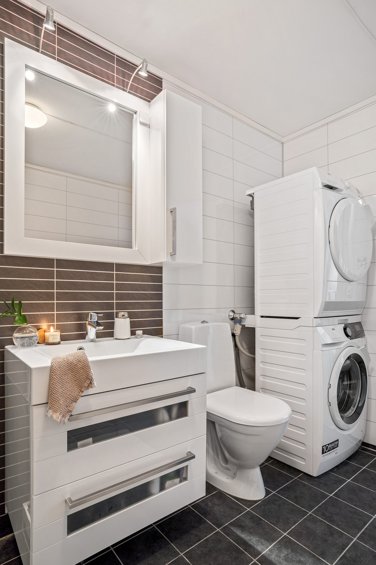 Badet ble renovert i 2013 og her er det opplegg for vaskemaskin, plass for tørketrommel, samt baderomsinnredning med god oppbevaringsplass.