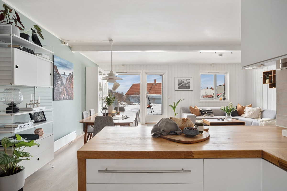 Leiligheten har en meget fint planløsning med stue/kjøkken og åpen løsning med naturlige soner for innredning av bl.a. sofagruppe og spisebord.