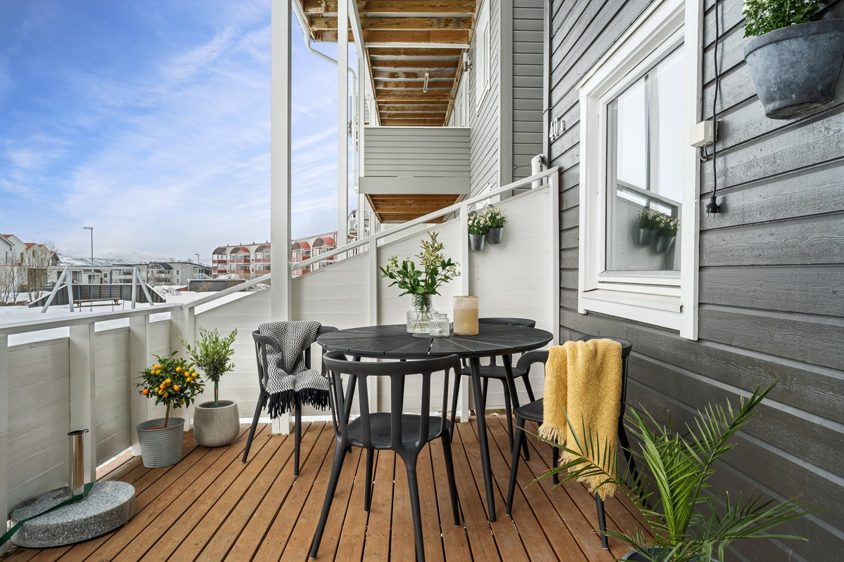 Stor og skjermet terrasse med upåklagelige solforhold og god plass for hagemøbler.