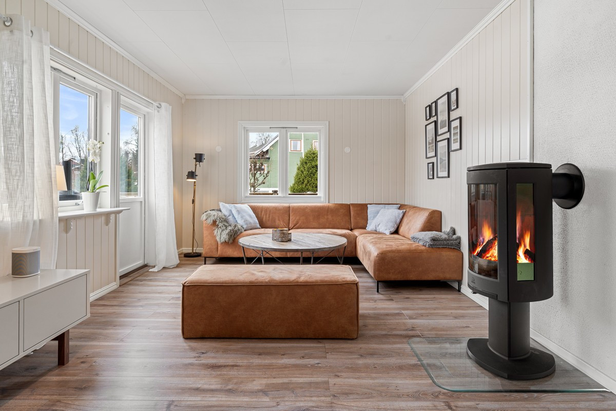 Lys og fin stue med god plass til sofa og diverse møblement