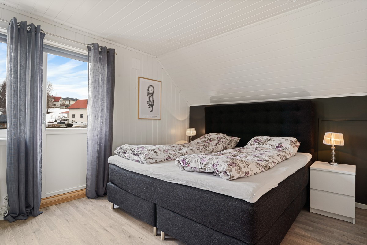Soverom 2 (loftsplan) er meget romslig og har direkte utgang til veranda.