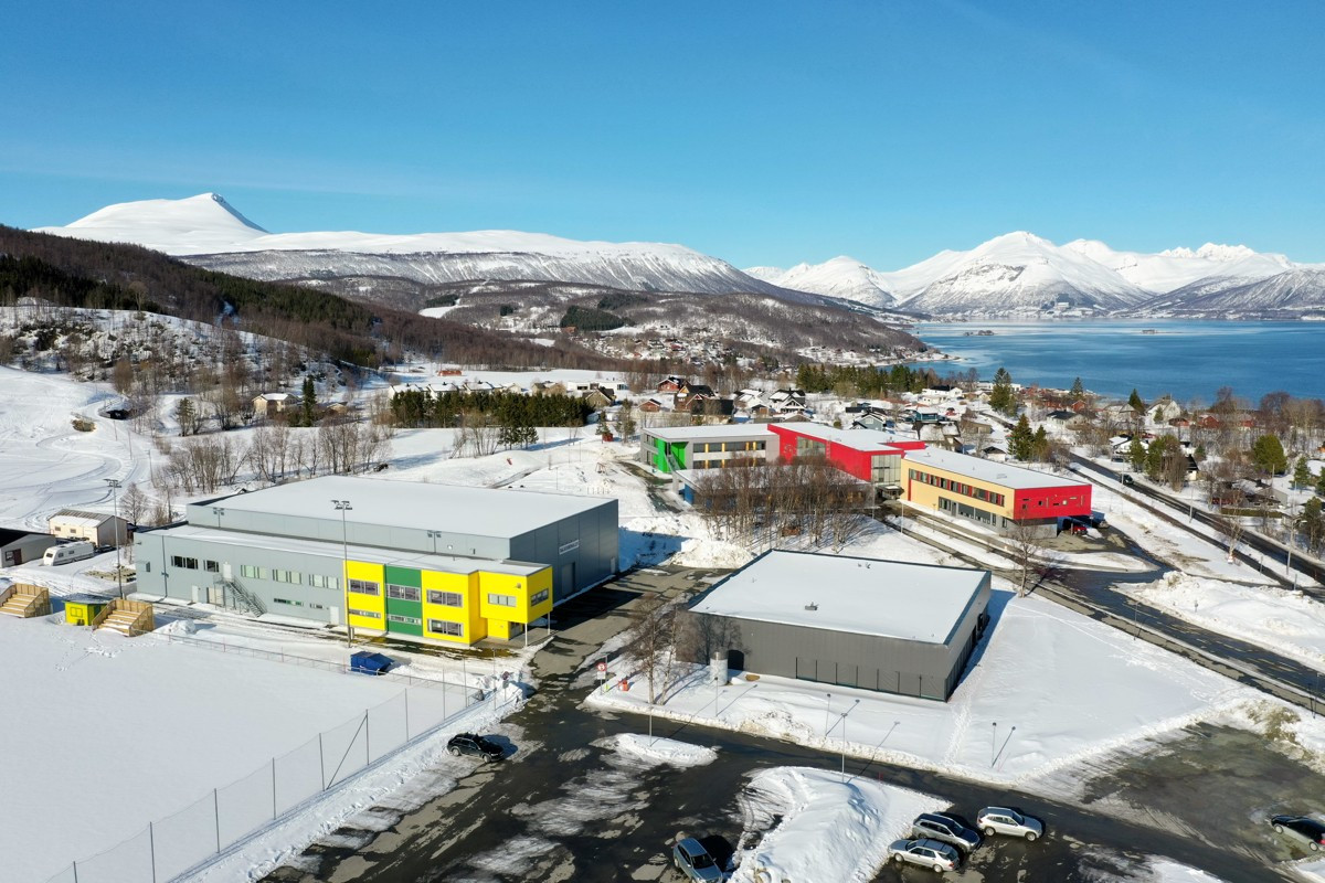 like ved skolen er det ny og flott idrettshall, kunstgressbane og flott nyoppført svømmebasseng.