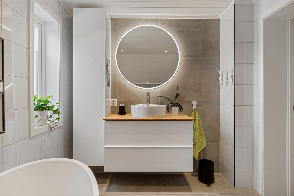 Nylig renovert bad i loftsplan med fliser og moderne innredning