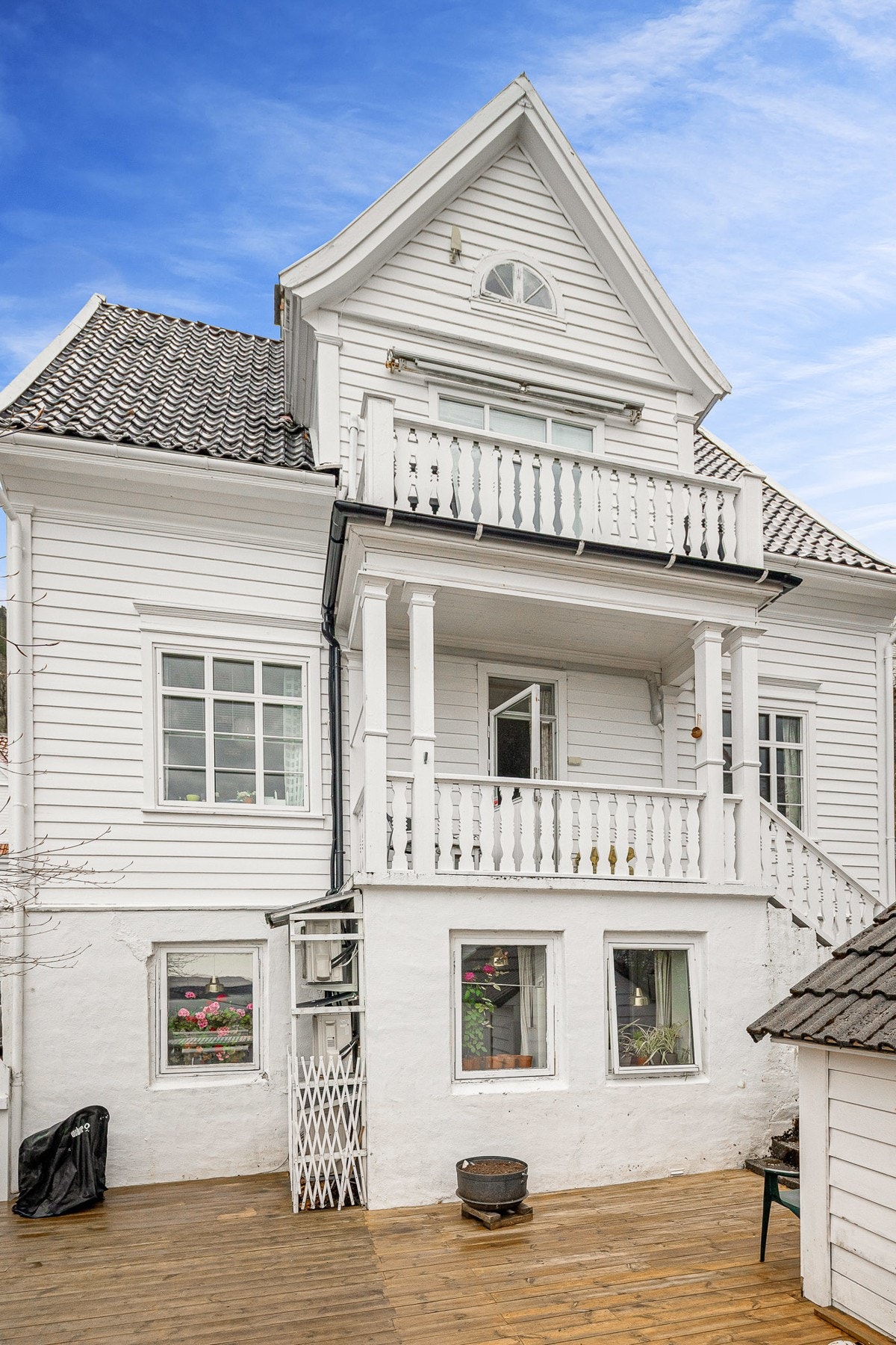 Boligen består i dag av 3 leiligheter samt loft Galleribilde