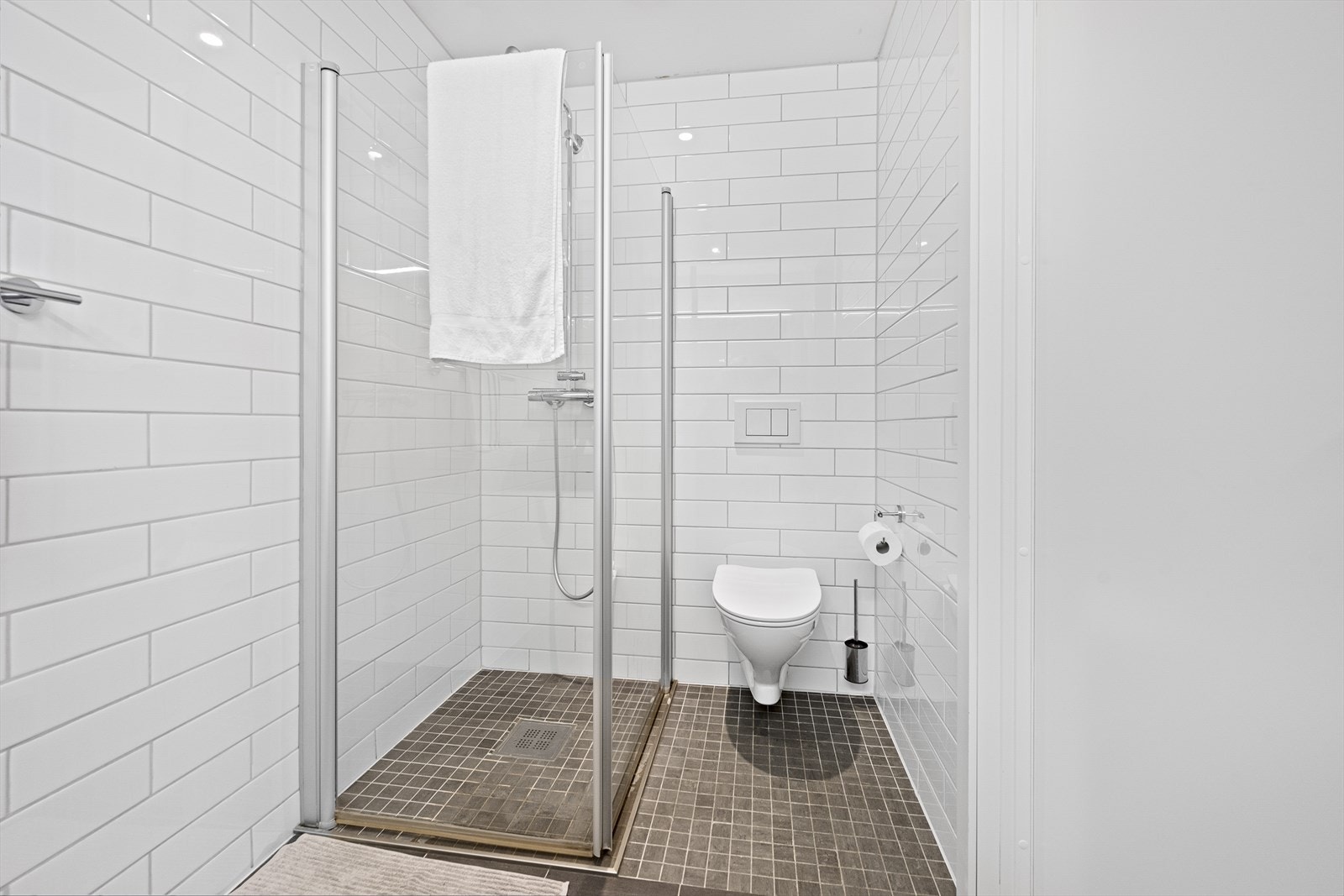 Bad 2 i denne etasje er helfliset med dusjnisje og vegghengt toalett med gulvvarme Galleribilde