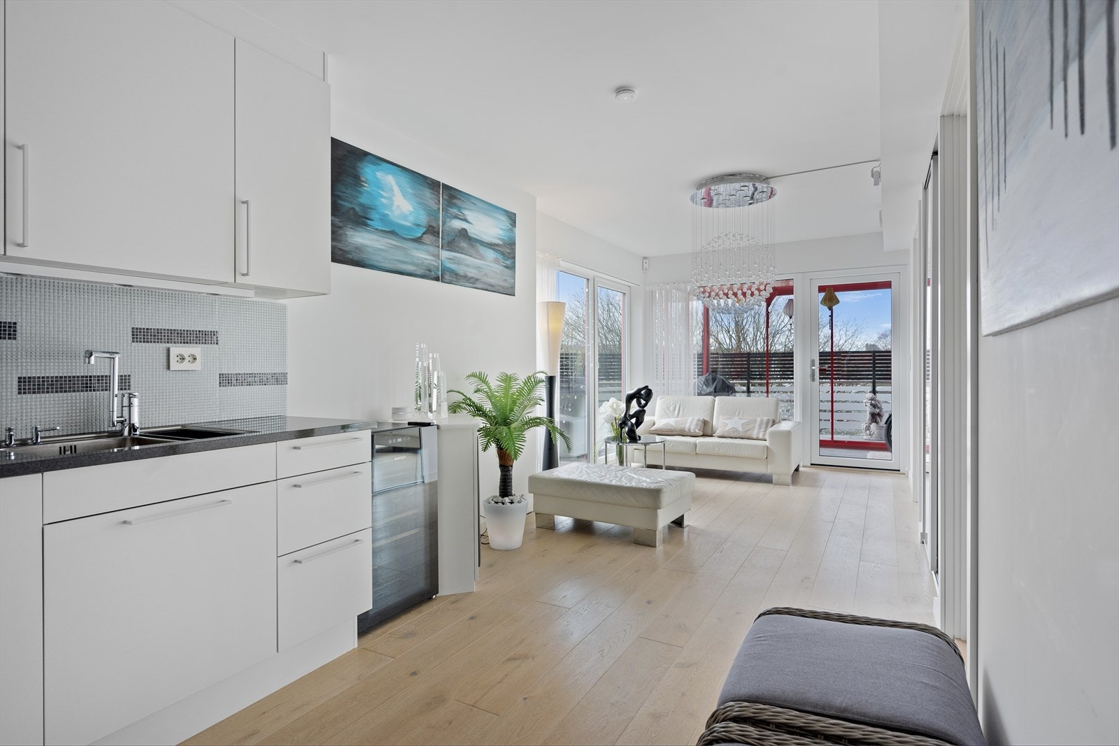 Luftig kjøkken/stue med utgang til stor overdekket terrasse Galleribilde