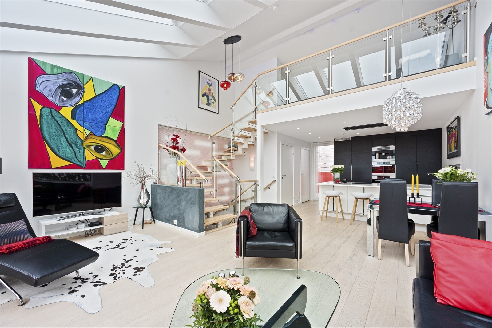 Lekker designtrapp utført i heltre eik, stål og herdet glass ( fra Trappegalleriet) Galleribilde