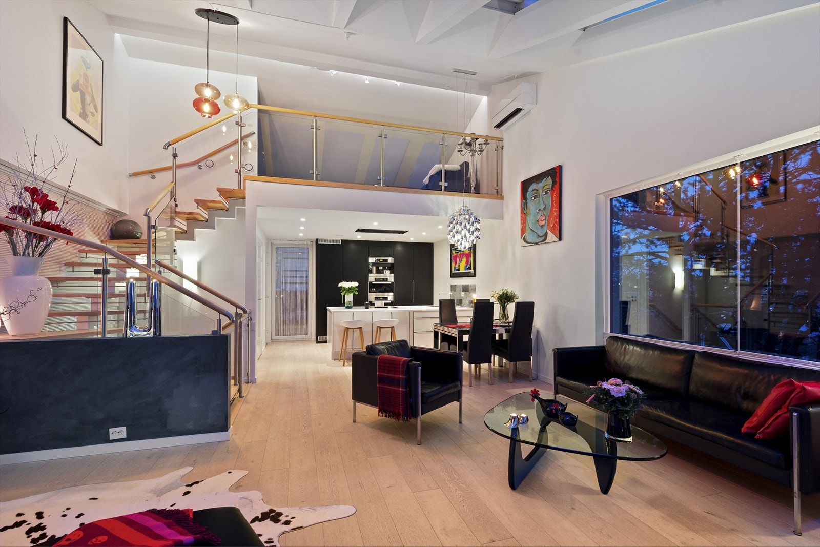 Boligen fremstår som både funksjonell, innholdsrik og moderne Galleribilde