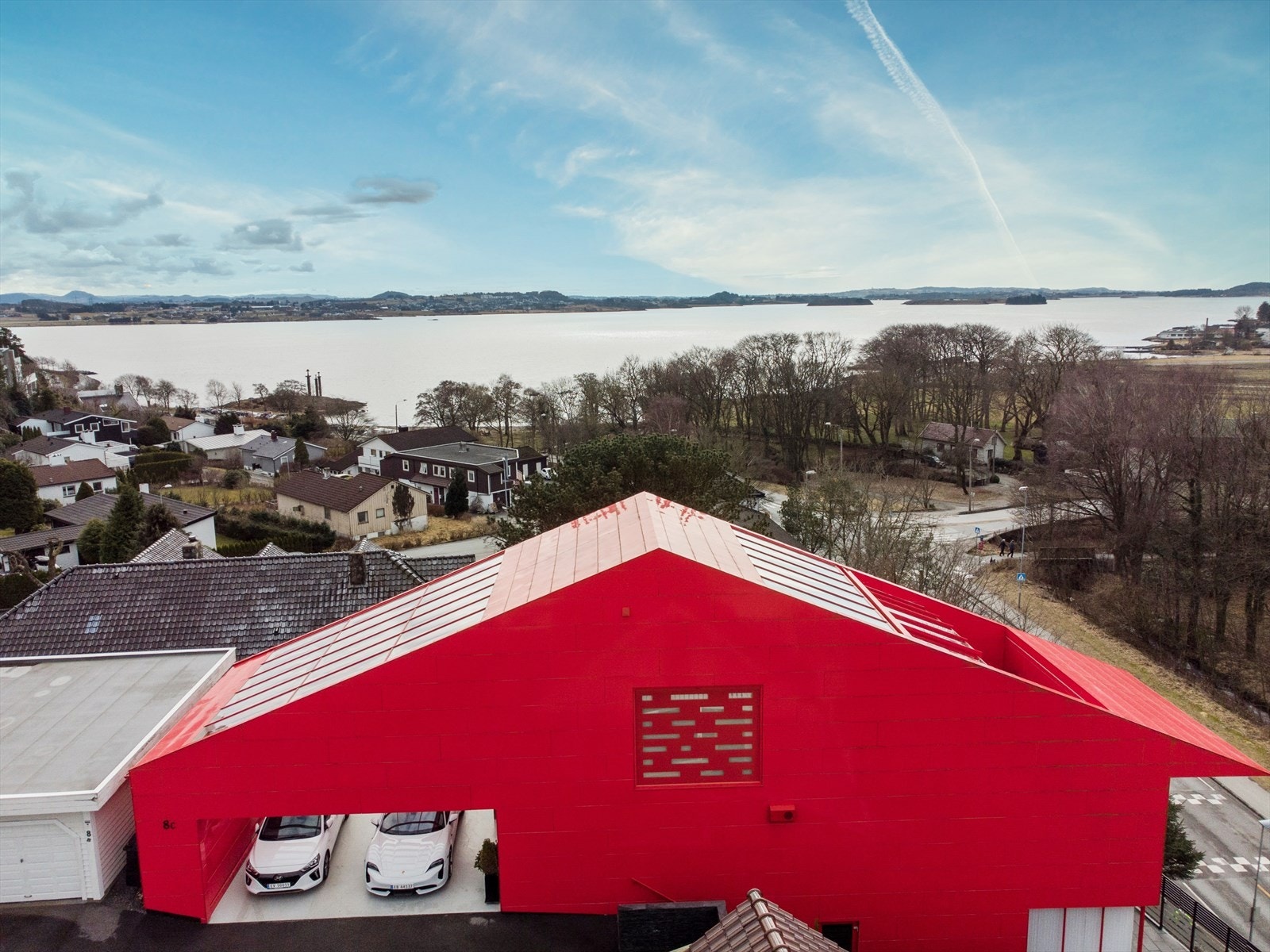 Spennende funkisvilla tegnet av ark. Jone Vistnes -Blindvei - Dobbel carport - Utsikt Galleribilde