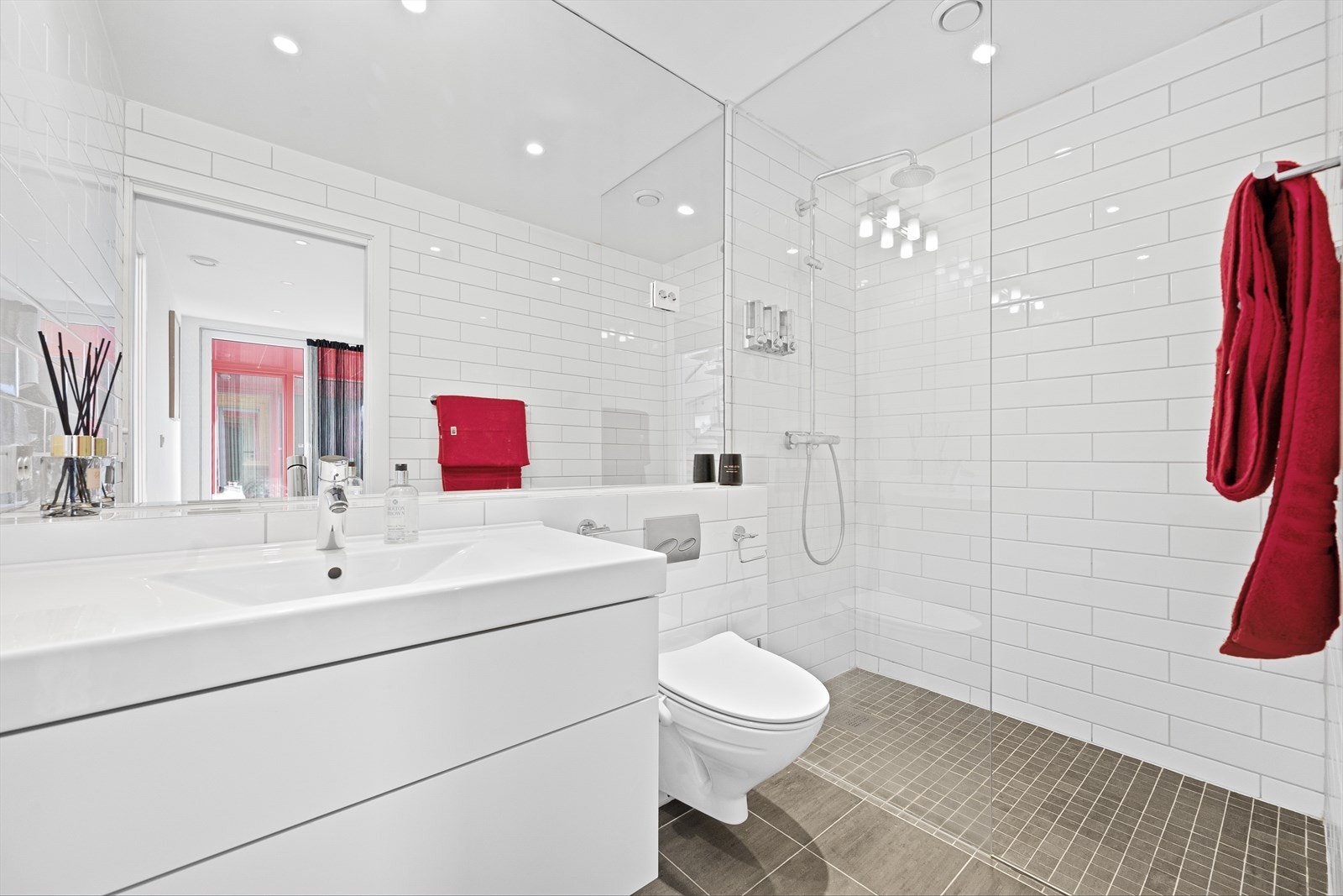 Varmekabler i gulv og vegghengt toalett og dusjnisje Galleribilde