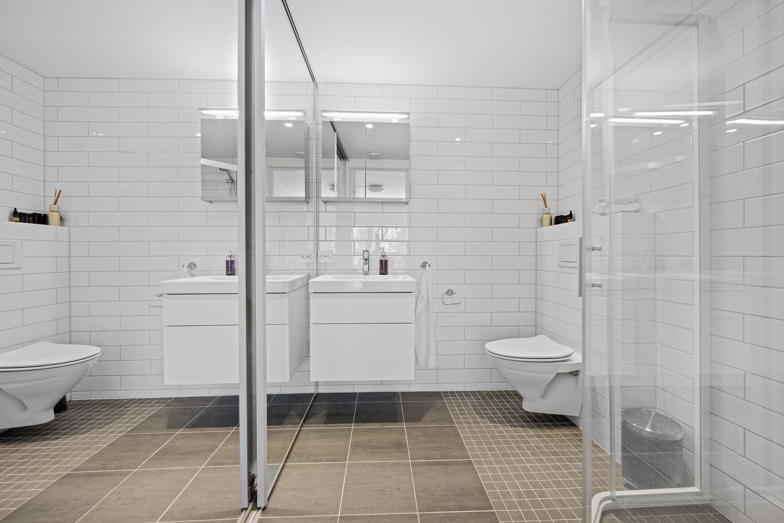 Bad er helfliset med gulvvarme, har vegghengt toalett og egen dusjnisje samt opplegg for vaskemaskin. Galleribilde