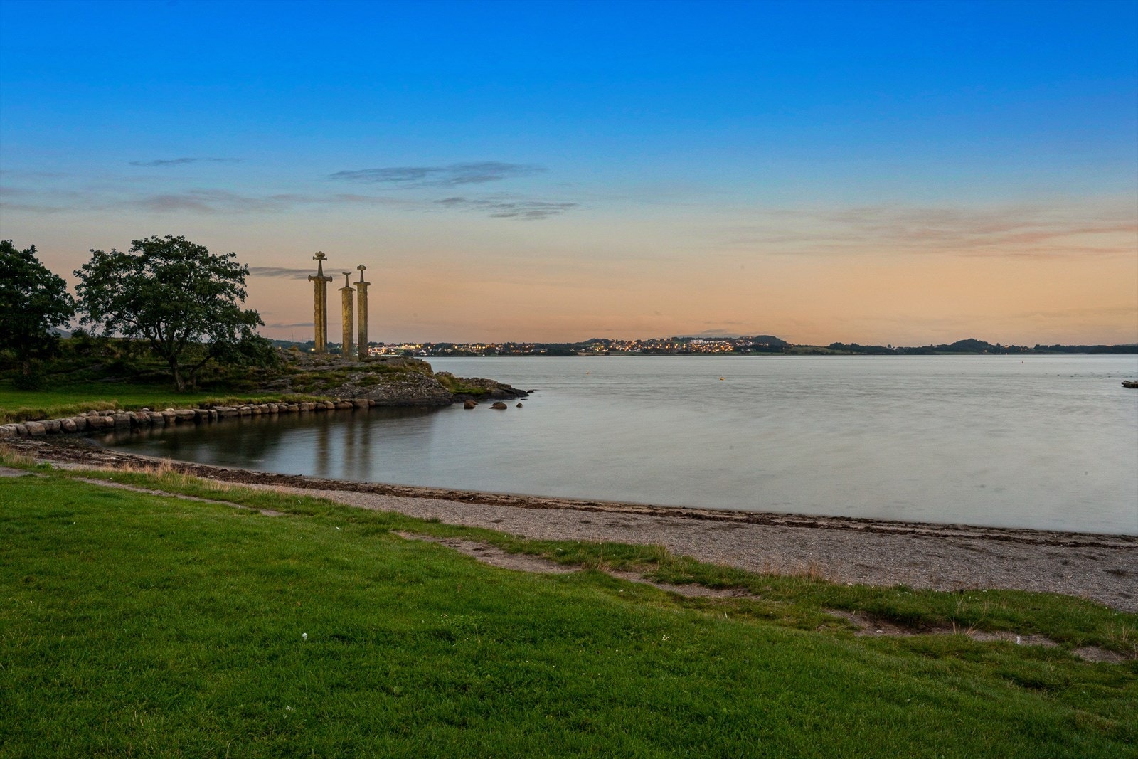 Badeplassen Møllebukta som "nærmeste" nabo med historiske omgivelser fra vikingtiden i Hafrsfjord Galleribilde
