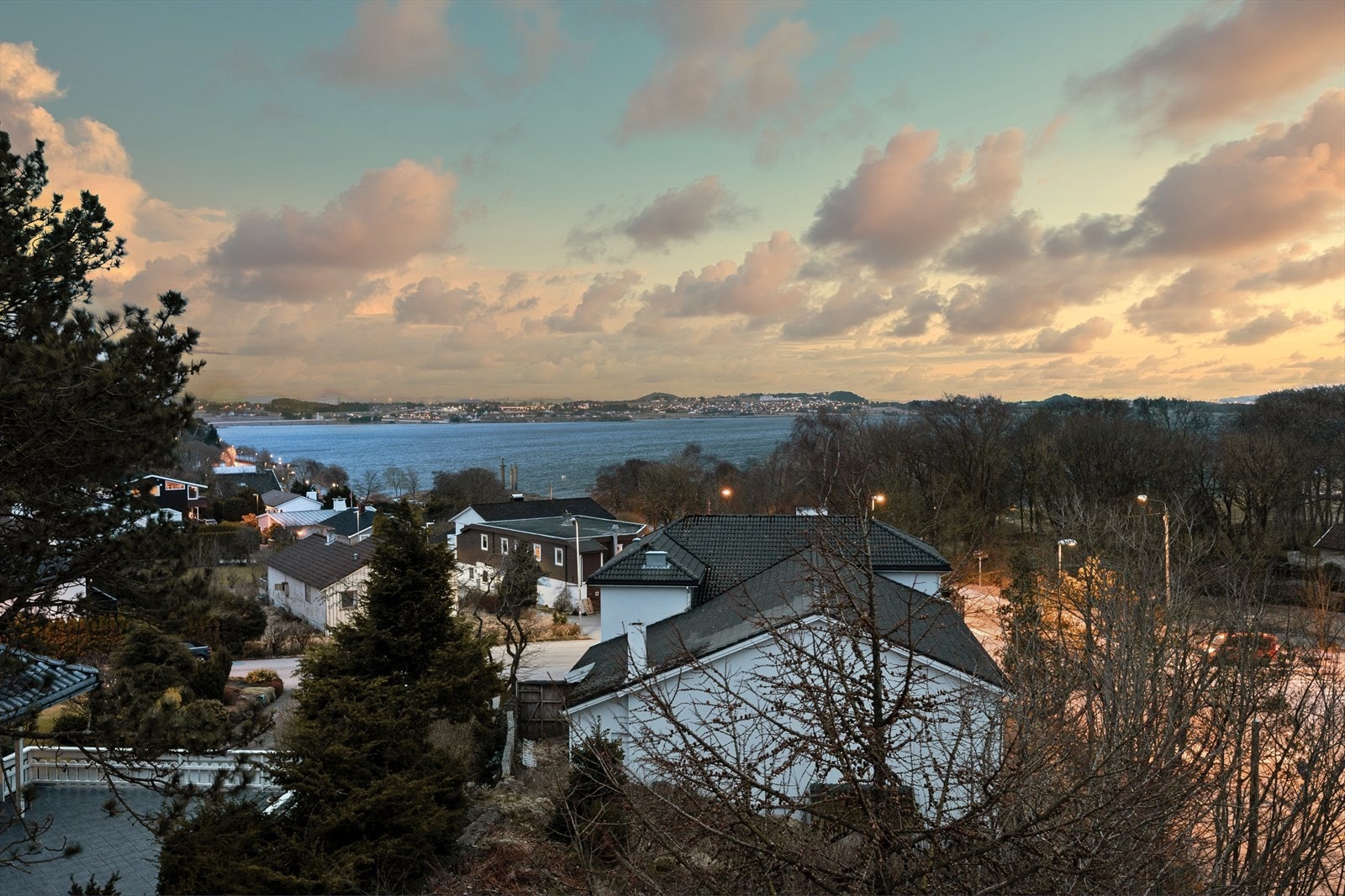 Eiendommen ligger svært sentralt både til nydelige turområder rundt Hafrsfjord, Store Stokkavann og til Ullandhaug med sine flotte turområder i poulære Sørmarka. Galleribilde