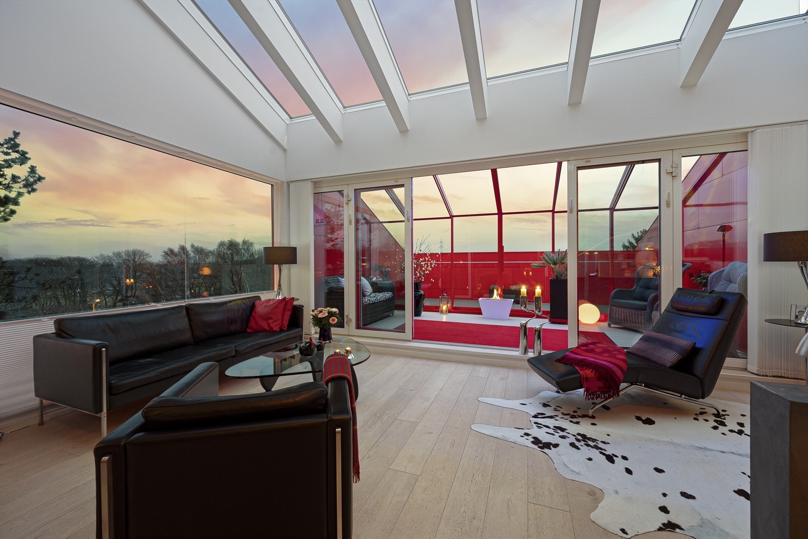 Stor, åpen og luftig 2 etasje med stue, HTH-kjøkken og innglasset hagestue. Galleribilde