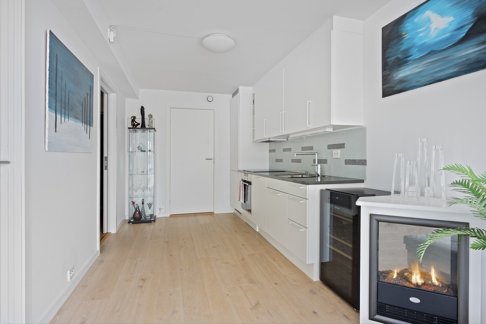 Kjøkken fra HTH med integrerte hvitevarer av merket Siemens. Det er balansert ventilasjon i leiligheten. Galleribilde