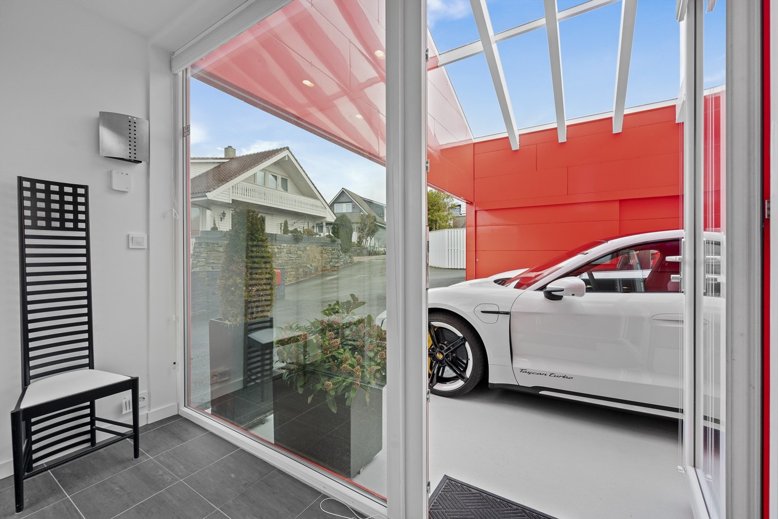 Fra den store doble carporten, går en tørrskodd inn en lys og åpen hall. Galleribilde