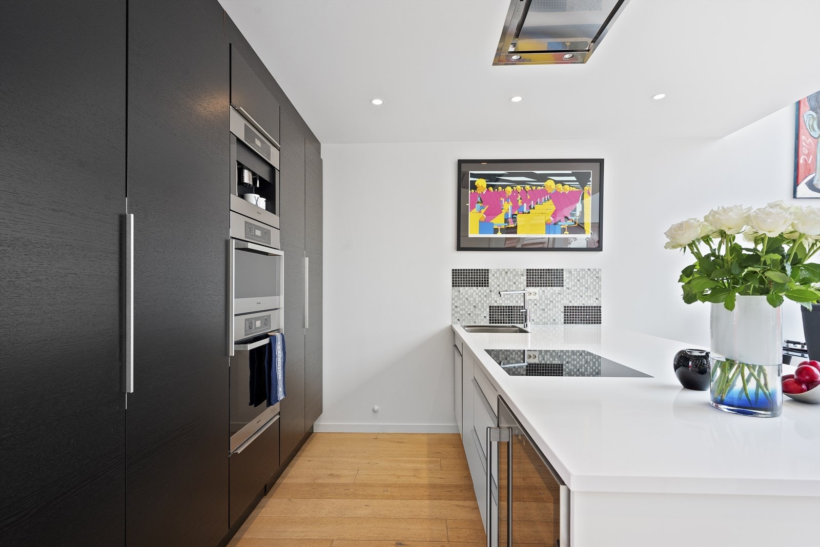 Integrerte hvitevarer fra Miele som koketopp, stekeovn, dampovn og integrert avtrekksvifte i tak Galleribilde