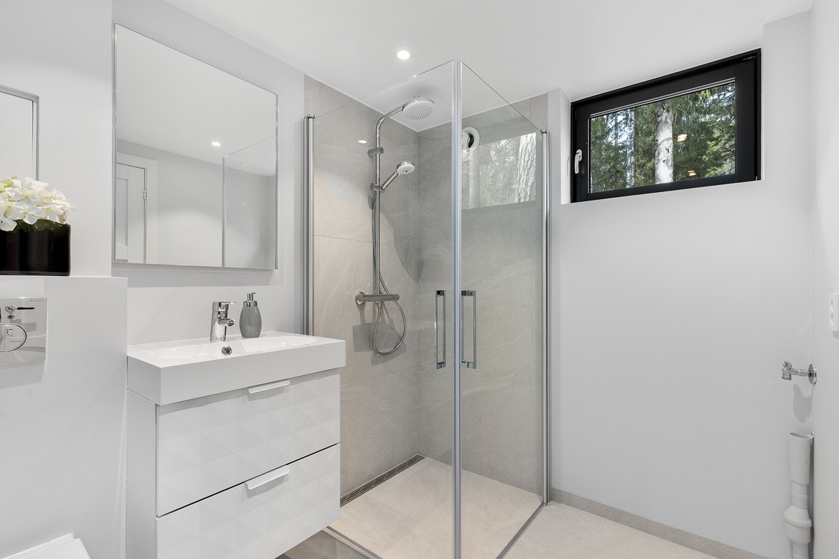 Bad 1 ( U-etasje ) - Veggmontert wc, hvitt servantskap med to skuffer og heldekkende servant, veggmontert dusj i nisje med to vendbare dører og opplegg for vaskemaskin. Galleribilde