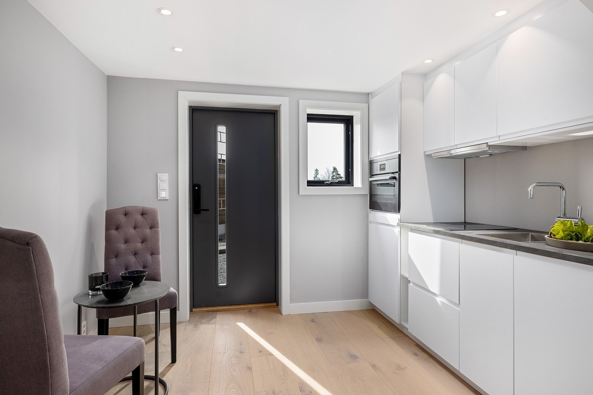 Bi-inngang / kjellerstue med hybelkjøkken og varme i gulv. Galleribilde