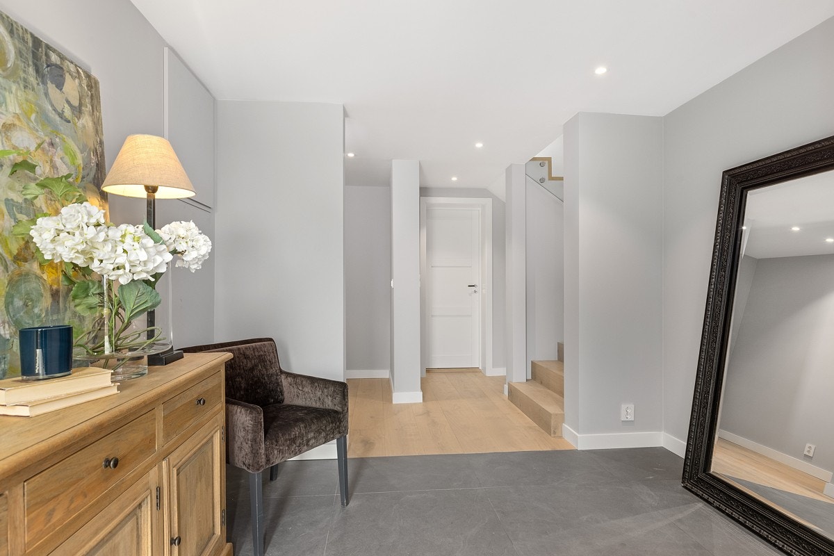 Stor hovedentré / hall med god plass til garderobeinnredning. Galleribilde