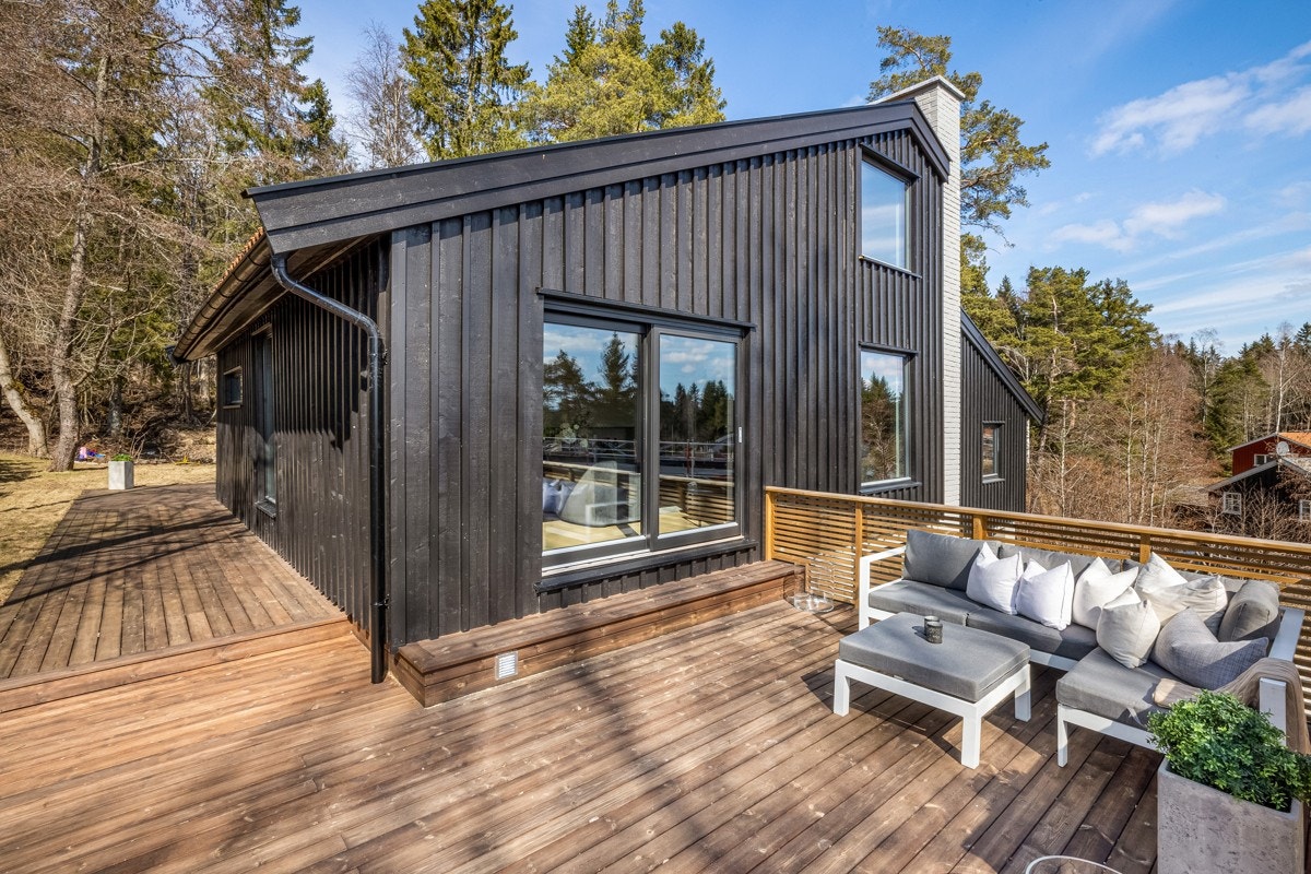 Terrassen er bygget rundt huset i følge med solbanen. Galleribilde