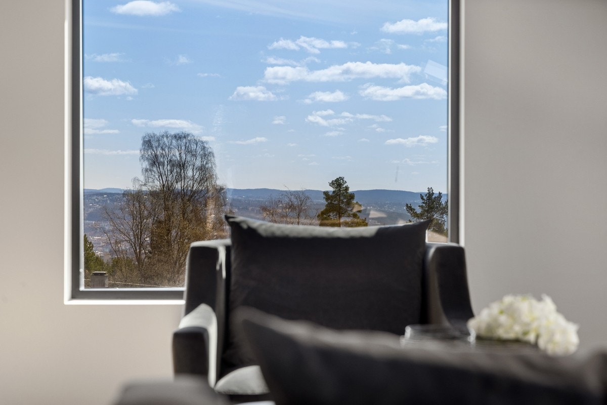 Store vindusflater også i loftsstuen, gir mye lys og hyggelig utsyn fra rommet. Galleribilde