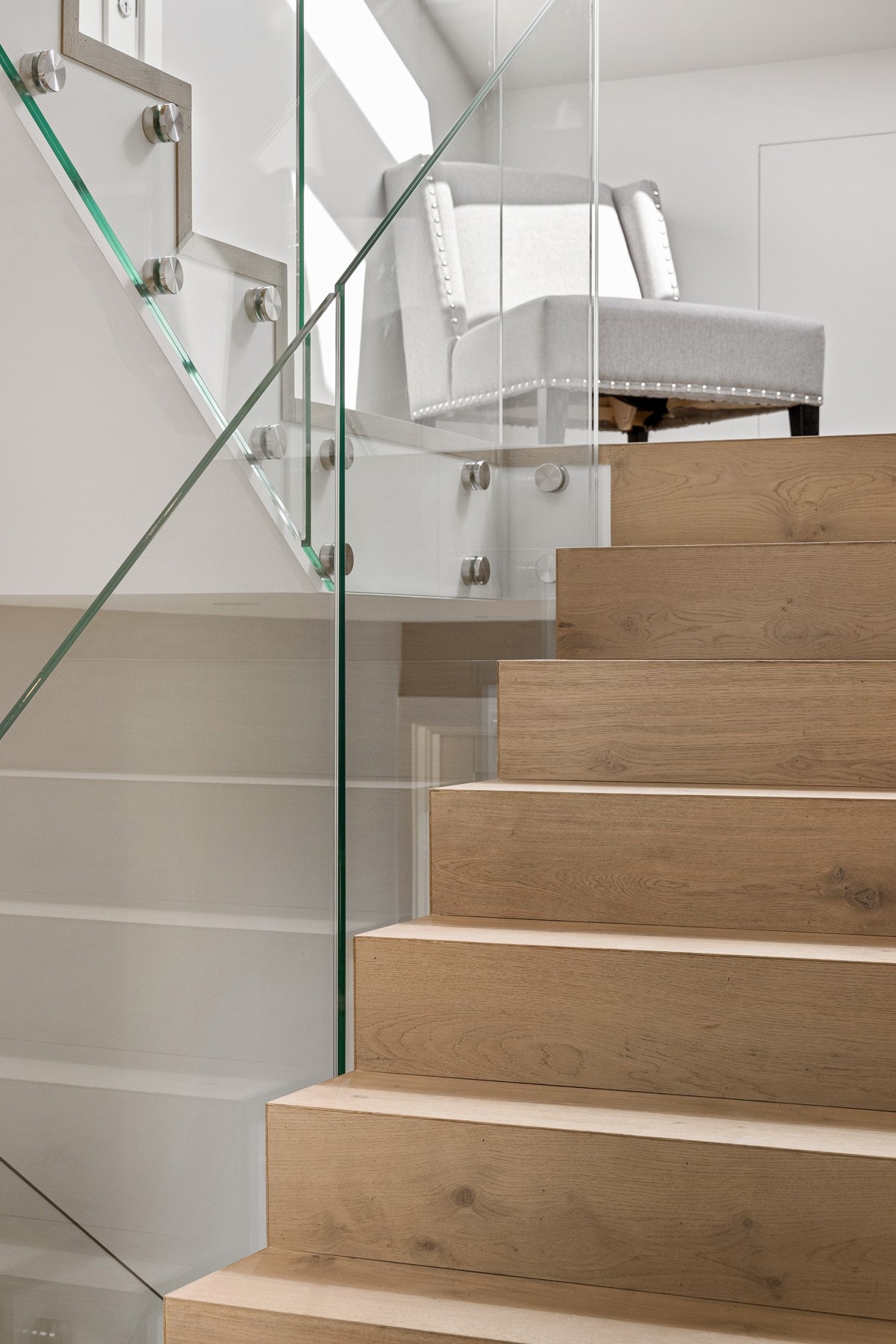 Elegant trapp med glass mellom hovedetasje. Galleribilde