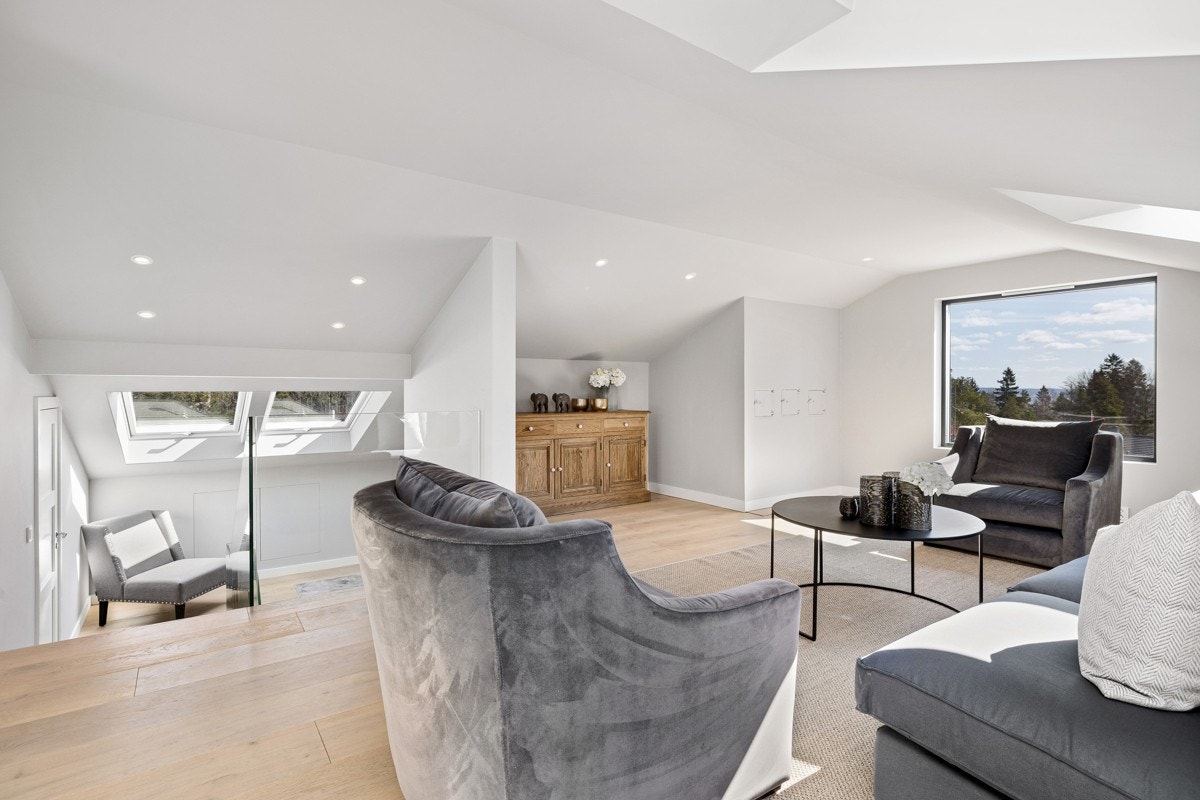 Stor og hyggelig loftsstue gjør bruksmulighetene i huset optimal. Galleribilde