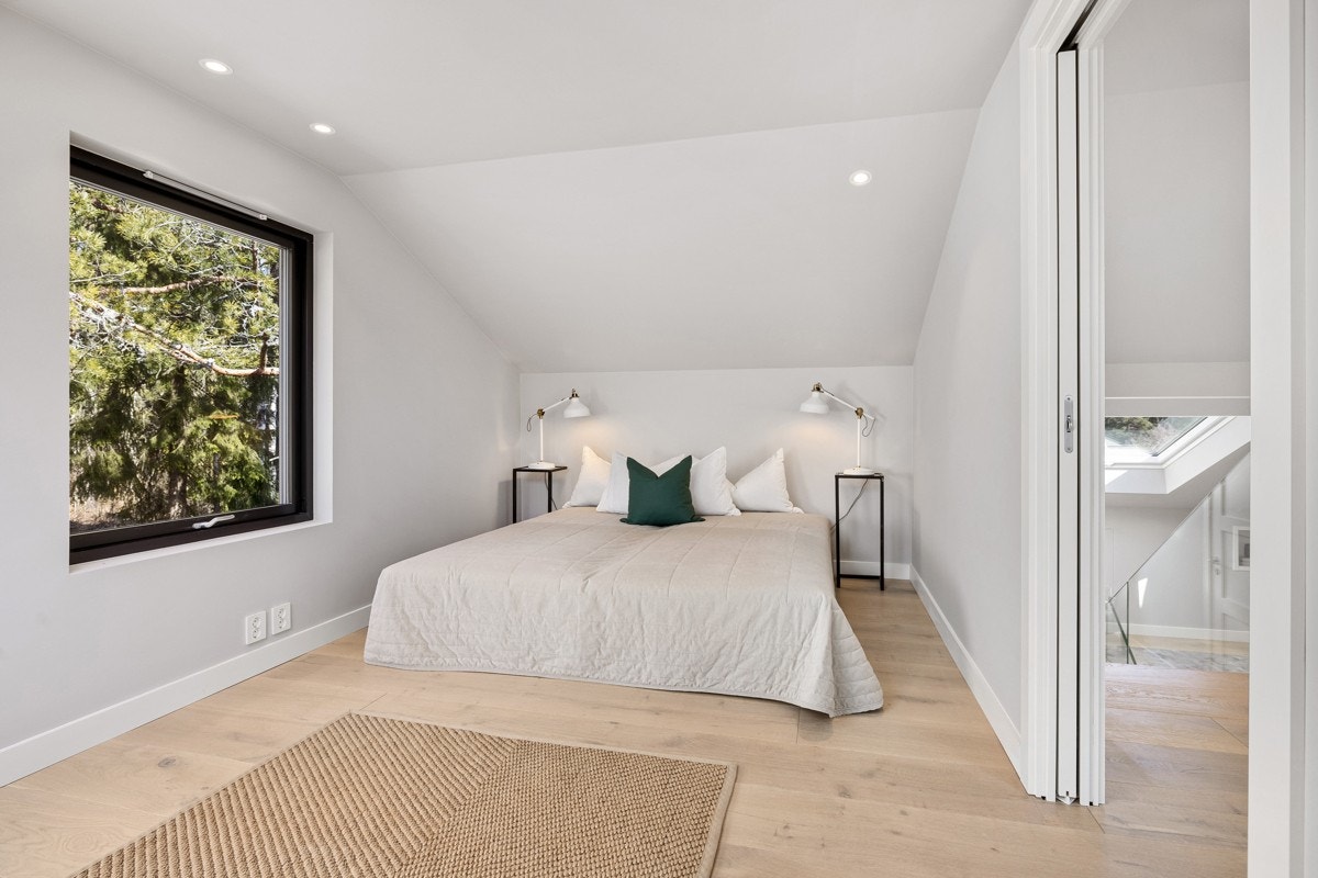 Sov 4 - Stort soverom innenfor loftsstue med hyggelig utsyn over skogen. Galleribilde