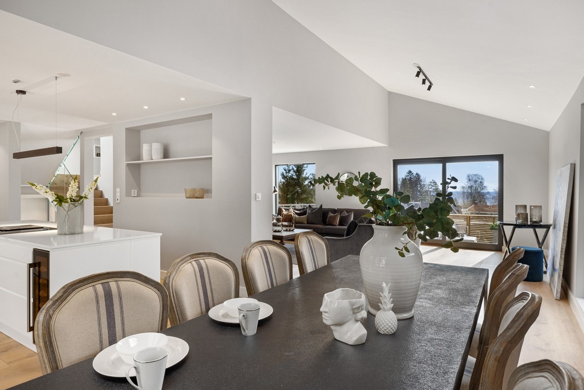 God plass til stort spisebord og det store festmåltidet. Galleribilde