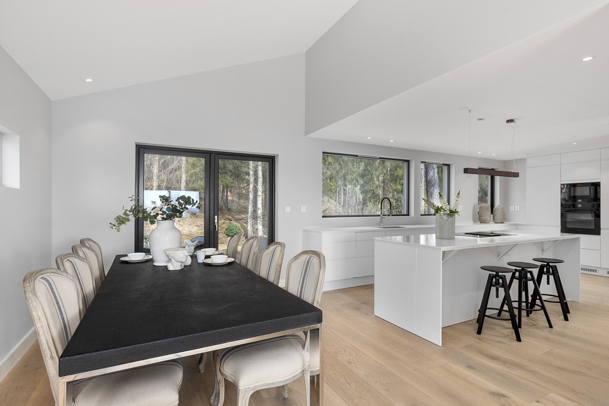 Spisestuen i tilknyttning til kjøkkenet, gjør logistikken enkel. Galleribilde