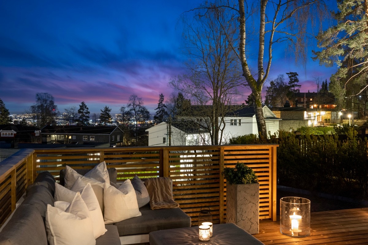 Kveldsstemning på terrassen. Galleribilde