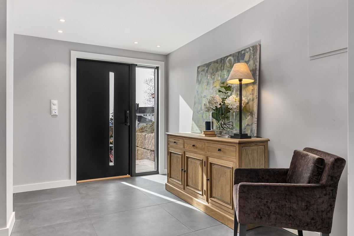 Hovedentré har flislagt gulv og varmekabler i gulv. Galleribilde