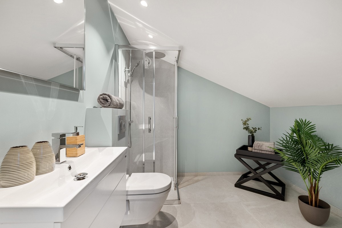 Bad 3 ( 2 etasje ) - Veggmontert wc, speil, hvit høyglanset innredning med to skuffer og heldekkende servant, veggmontert dusj i nisje med skyvedørshjørne. Galleribilde