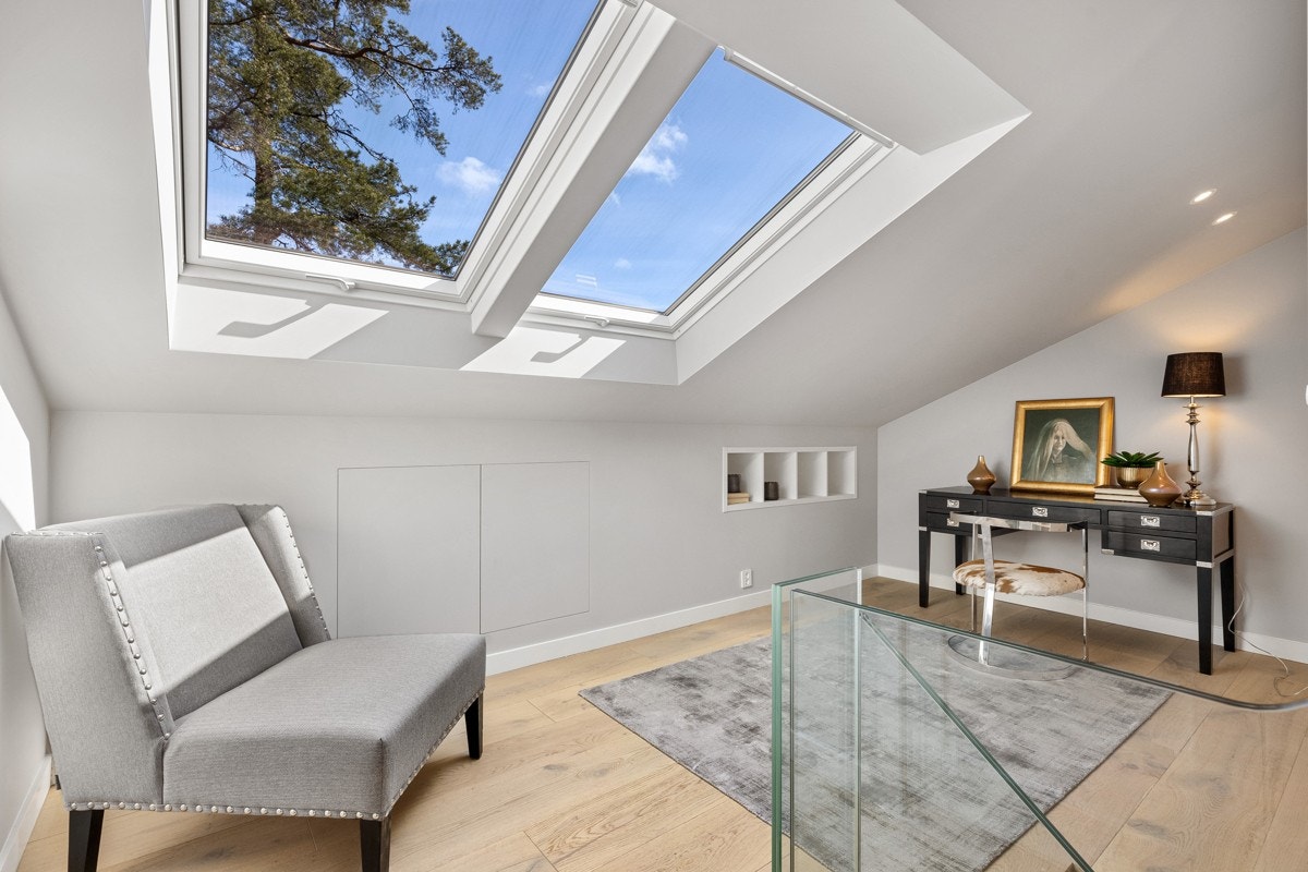 Det er etablert en praktisk kontorløsning mellom hovedetasje og loftsetasjen. Lagringsloft i knevegg for god lagring. Galleribilde